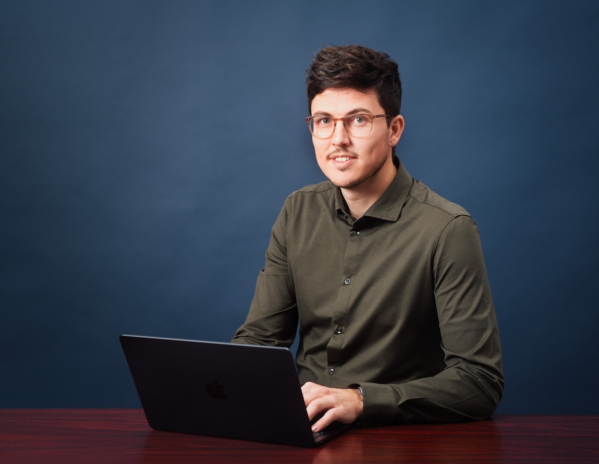 yves oelke arbeitet am laptop>